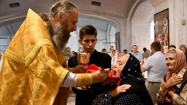 Запивка після причастя з одноразових стаканчиків: як у церквах захищамуться від коронавірусу