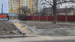 Біля Луцької міськради «закатують гроші» у бруківку. Військові обурені (відео)