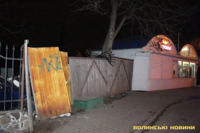 ДТП у Луцьку: водій протаранив гараж та стовп електроопори, а сам втік (фото)