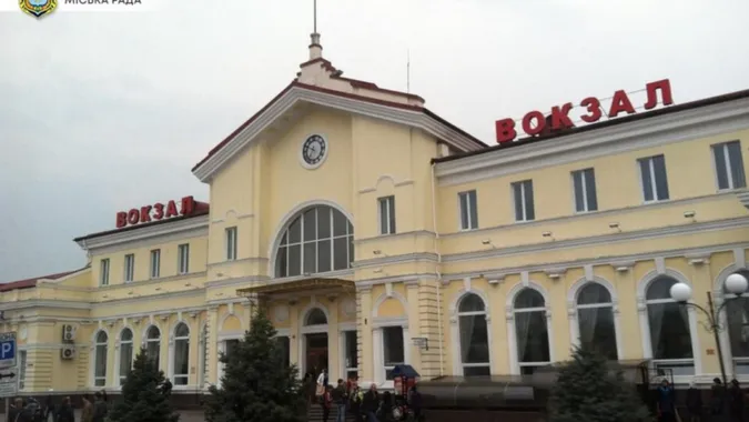 Армія РФ вдарила по залізничному вокзалу Херсона, загинув поліцейський