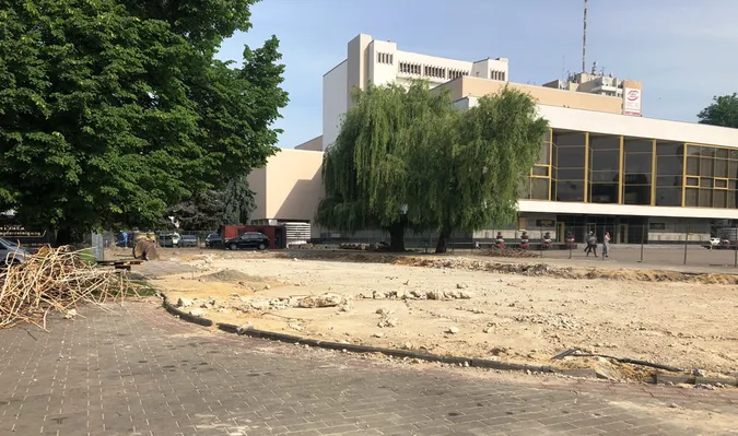 Окраса Луцька за дюжину мільйонів: як ремонтують фонтан у центрі (ФОТО)
