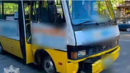 Водію стало зле: у Луцьку маршрутка в'їхала в припарковані авто (фото, відео)