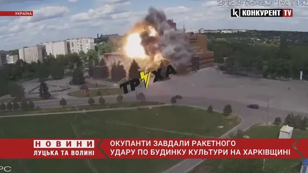 рашисти розбомбили дім культури в Лозовій: 7 поранених, зокрема дитина (відео)