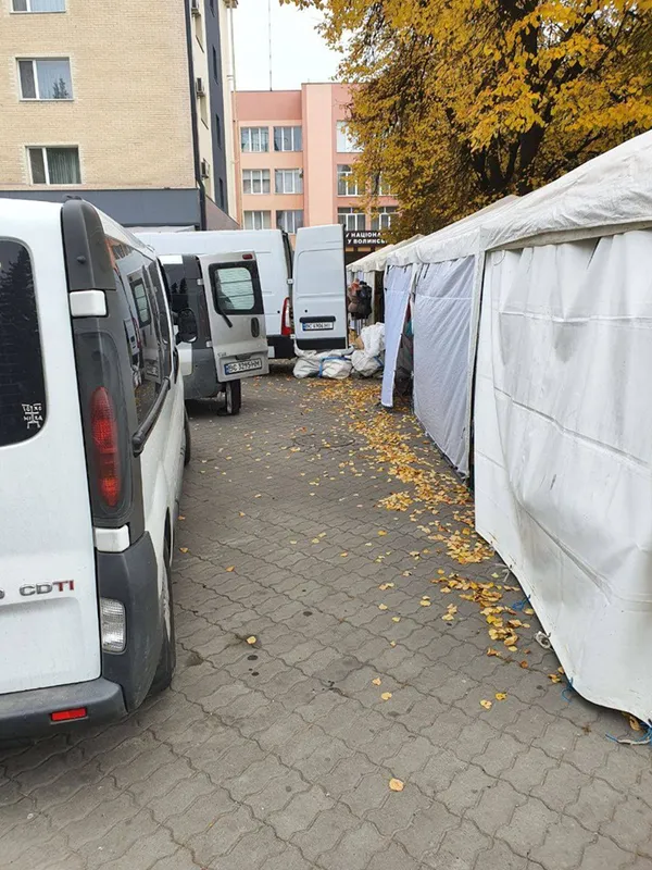 Стихійний ринок забирається з центру Луцька (фото)
