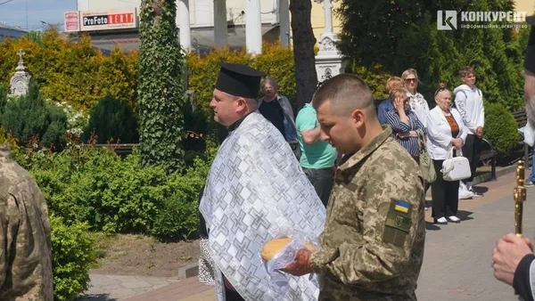 Сльози мужніх: Луцьк на колінах проводжав молодого Героя (фото, відео)