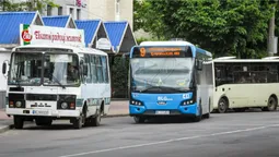 Гнила підлога у маршрутках та вирвані сидіння: у Луцьку невдоволені підвищенням вартості проїзду (відео)