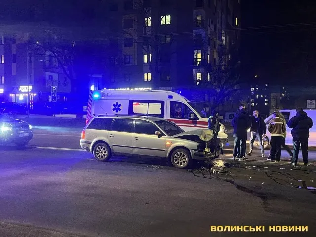 Капот повністю розбитий: у Луцьку зіткнулися автівки (фото)