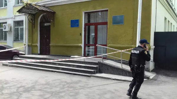 Прокуратуру Волині «замінували» пакетом із ковдрою та подушкою (фото, відео)