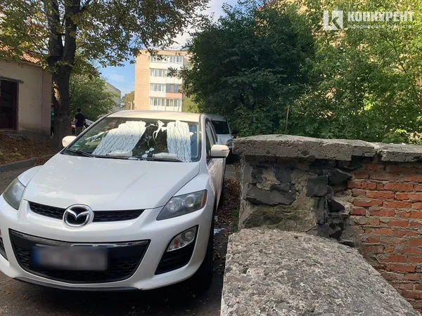 У Луцьку «народні месники» облили кефіром невдало припарковану «мазду» (фото)