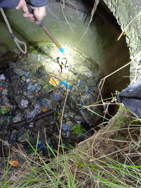 З оглядового колодязя на околиці Луцька врятували кошеня (фото, відео)