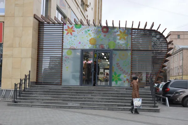 У Луцьку квіткарі розповіли, чи покращилася торгівля після переселення до філармонії