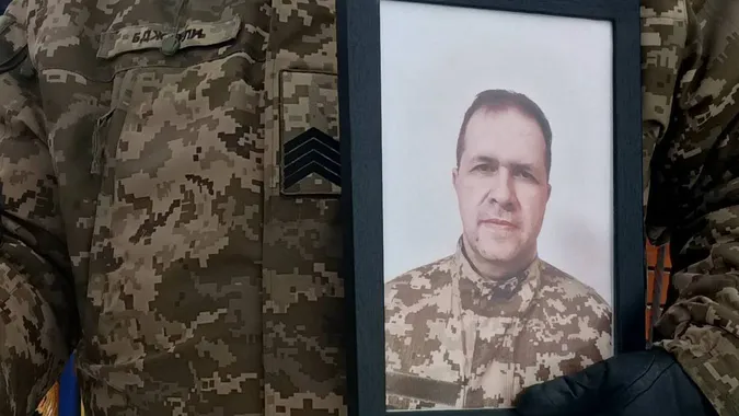 Переїхав з родиною з Криму: на Волині попрощалися з воїном Андрієм Саєнком (фото)
