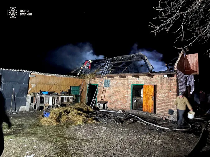 Господарські споруди та будинок: на Волині за добу сталось три загоряння (фото)