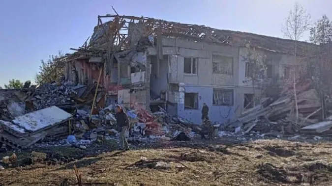 Удар по передмістю Дніпра: з-під завалів дістали тіло дворічної дитини (фото)