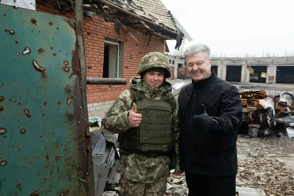 Порошенко привіз десантникам в Авдіївку обладнання для відеорозвідки й мандарини (фото)