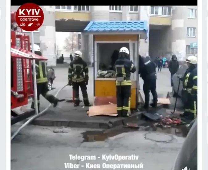 Дідусь-безхатько розпалив вогонь в будці охорони, щоб зігрітися (відео)