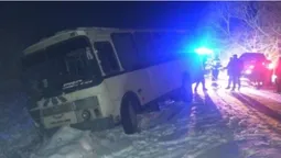 На Волині витягнули зі снігових заметів два автобуси, легковик і вантажівку (фото)
