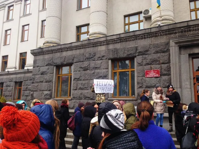 «Тепло в універ», – студенти СНУ вийшли на мітинг (фото) 