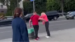 Перебігала перед авто: у центрі Луцька чоловік побив жінку (відео)