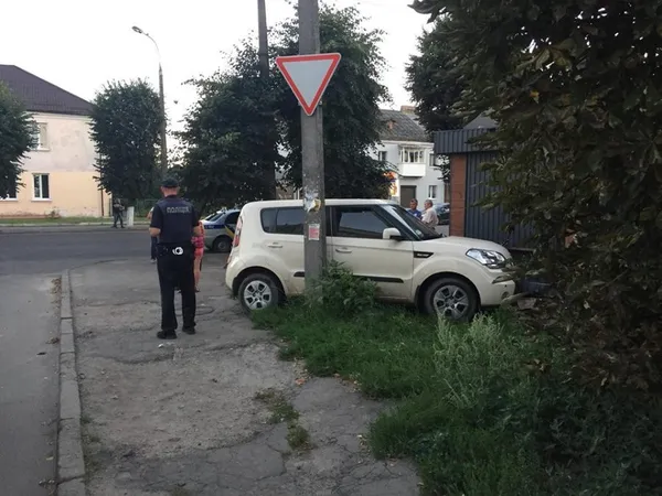 Аварія на Ковельській: авто «вилетіло» на тротуар і травмувало дитину (фото)