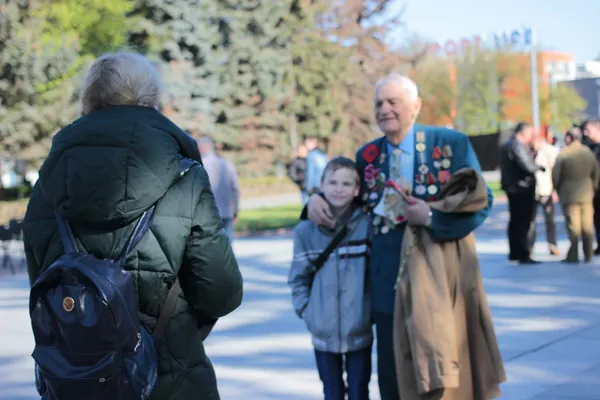 Квіти, пісні та ветерани: у Луцьку відзначили День перемоги (фото)
