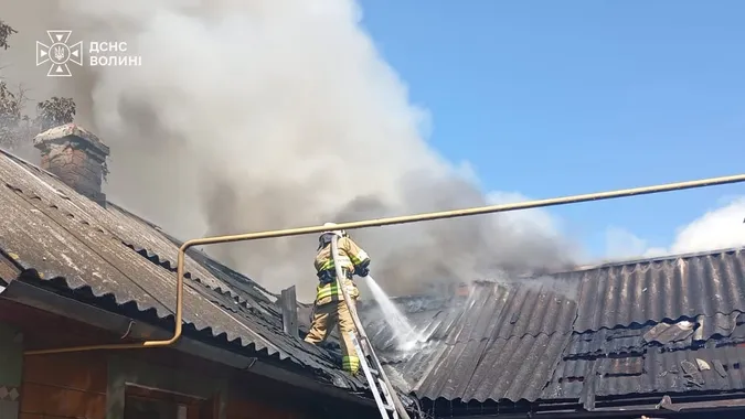 Спалахнула покрівля: у Луцьку рятувальники приборкали пожежу (фото)