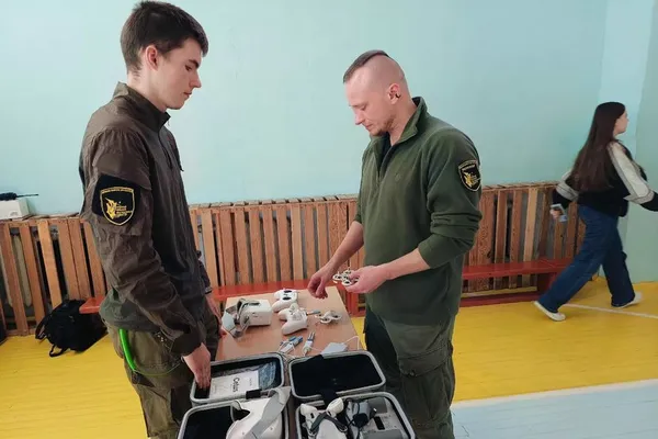 Студентів у Луцьку вчили керувати дроном, тримати автомат у руках і надавати меддопомогу (фото, відео)