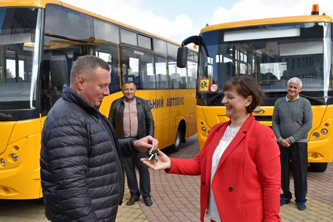 Три громади на Волині отримали нові шкільні автобуси (фото)