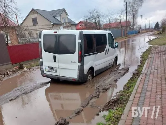 «Староста пропонувала купувати човни»: у волинському селі люди потерпають від багнюки на дорозі (фото)