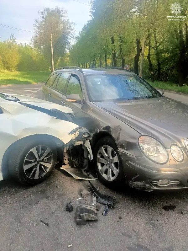 У центрі Луцька на перехресті «ніссан» влупився в «мерс»