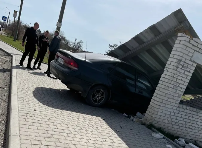 У Луцьку авто в'їхало в зупинку – вона обвалилася (фото)