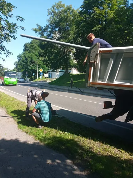 Відновленню не підлягає: у Володимирі авто протаранило електроопору (фото)