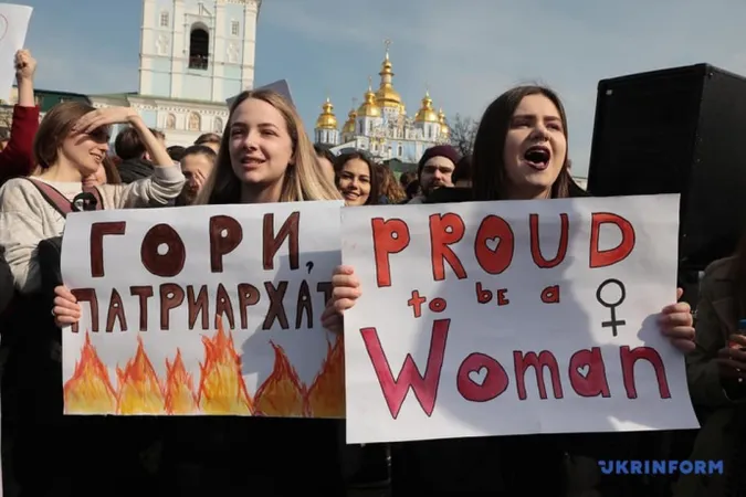 «Я — транс-жінка-феміністка» та «Бог! Батьківщина! Патріархат!»: у Києві контрмарші, є затримані