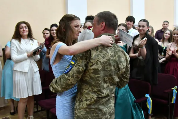 Усі плакали, а він зробив неможливе: у Луцьку військовий несподівано приїхав на випускний до доньки