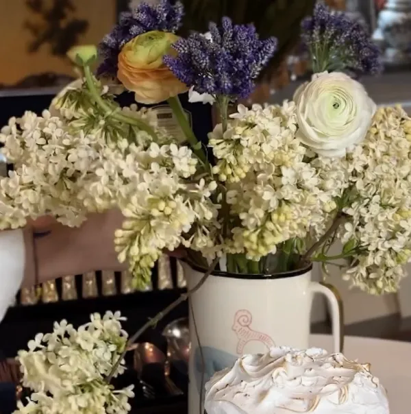 Луцька колекціонерка вінтажу Яна Тарарай показала, як сервірує пасхальний стіл (фото)