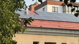 На даху пологового у Нововолинську встановлюють сонячну електростанцію (фото)