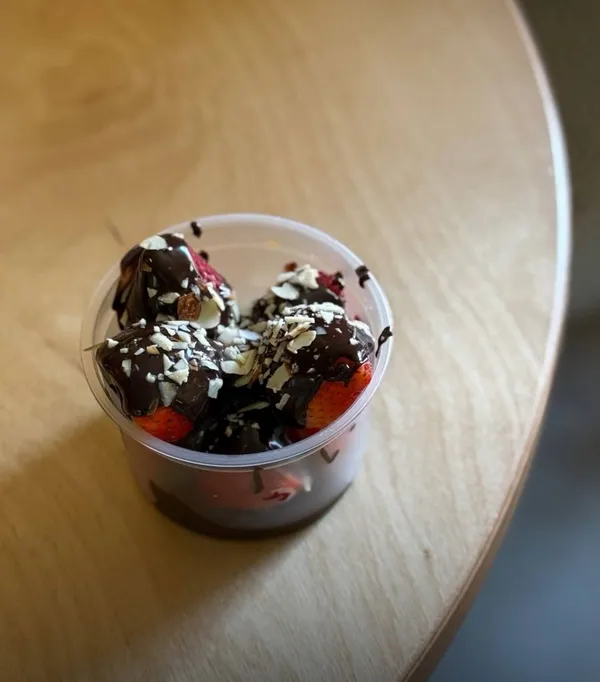 🍓 Полуниця в шоколаді: де у Луцьку купити «модний» десерт (фото)