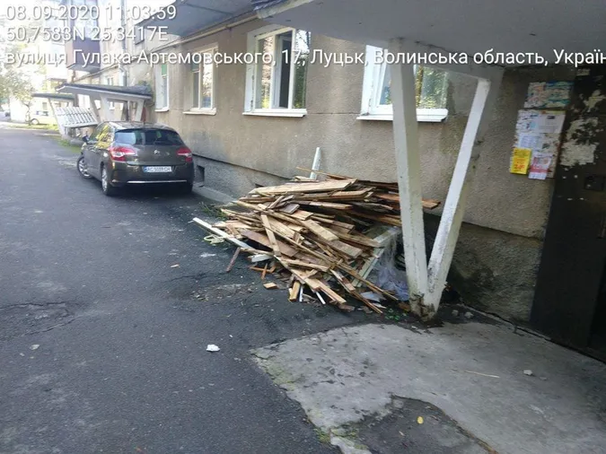 У Луцьку покарали чоловіка, який влаштував звалище відходів під вікнами будинку