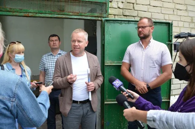 Директор КП «Луцькводоканал» Віктор Гуменюк (в центрі) відповідає на питання журналістів. Справа Луцький міський голова Ігор Поліщук