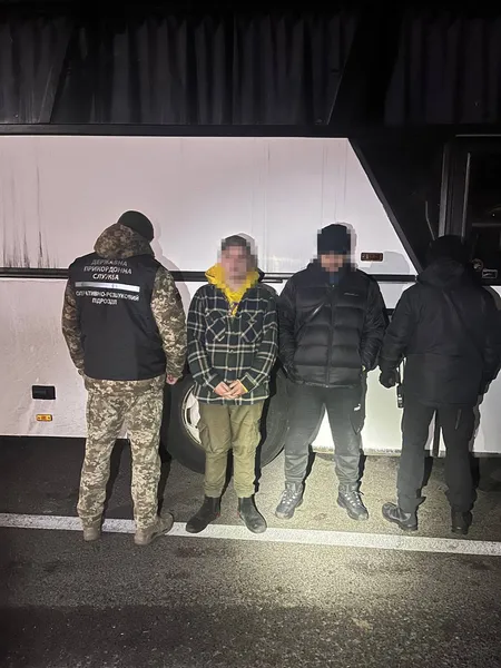 Волиняни везли в Польщу двох чоловіків у багажнику автобуса (фото)