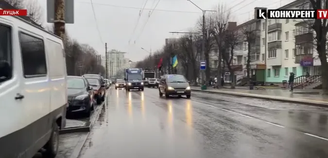 Небо плакало: до Луцька «на щиті» привезли тіла загиблих воїнів (відео)