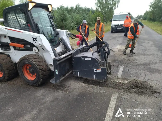 На Волині «латають» автошлях територіального значення (фото, відео)