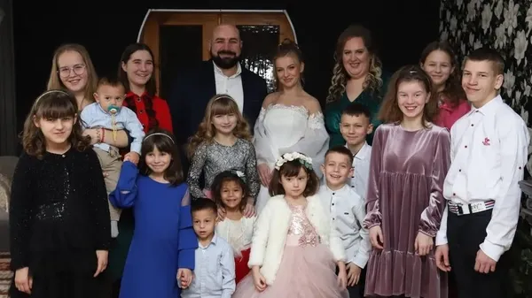 Найменшій дитині – півтора року: волинянка виховує 17 всиновлених, прийомних та патронатних дітей (фото, відео)