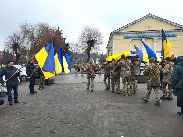 Не встиг узяти на руки новонароджену донечку: у Ковелі попрощалися з воїном Василем Сорокою (фото)