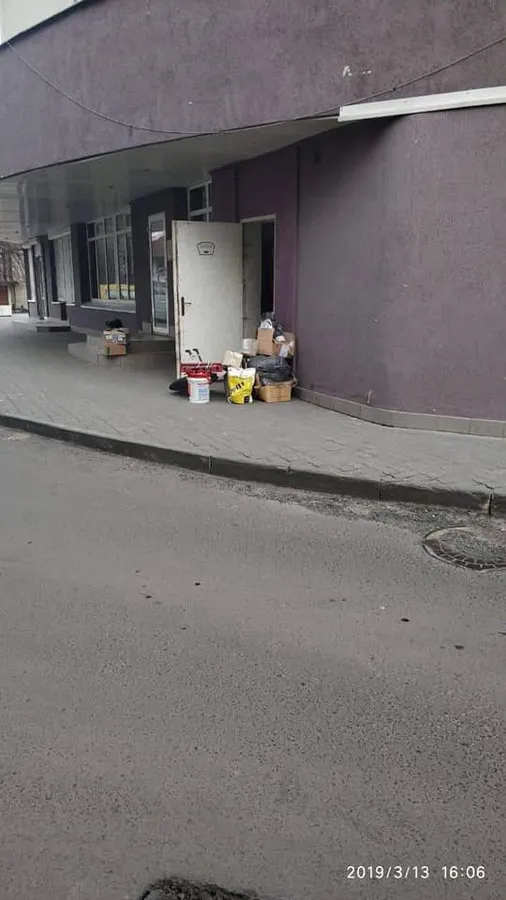 У Луцьку муніципали змусили поприбирати сміття біля багатоповерхівок
