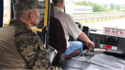 Щоб не зайшов: у Луцьку водій маршрутки затиснув воїна дверима (відео)