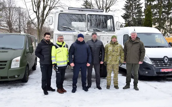 Автомобілі, тепловізори, старлінки: волинські прикордонники отримали допомогу (фото)