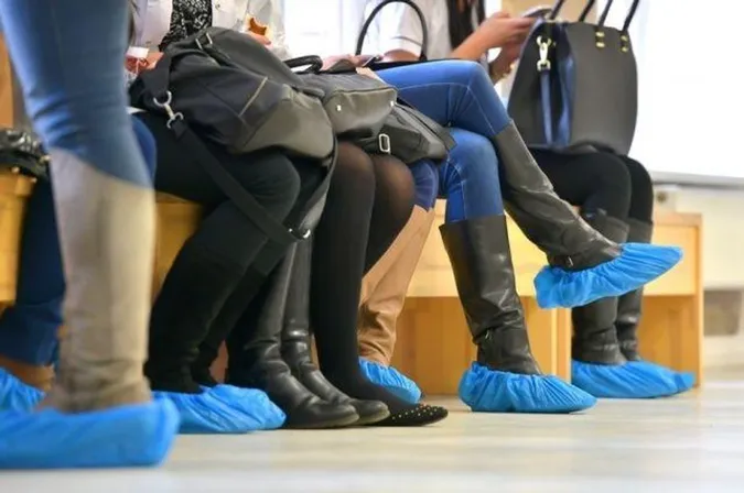 В одній з лікарень Луцька відмовилися від бахіл та масок