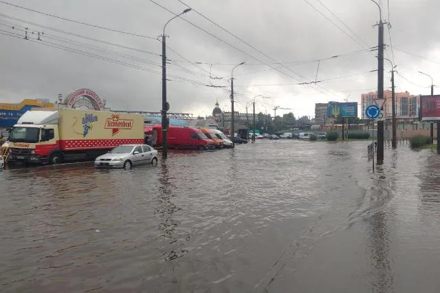 У Луцьку – злива: затопило вулиці, на в'їзді в місто – затори (відео)