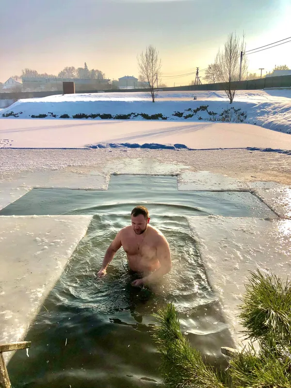 Відомі волиняни показали, як пірнали в ополонки на Водохреще (фото)